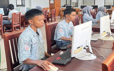 Eksplorasi Sains: Siswa Kelas XII MAN 1 Sinjai Uji Nyali Ilmiah dalam Ujian Praktik Fisika