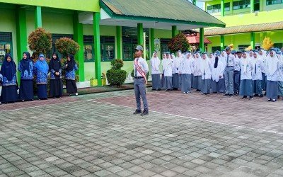 Ingatkan Ujian Sudah Dekat, Wakamad Kurikulum Bakar Semangat Siswa Saat Upacara Senin