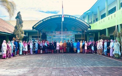 Peringati Hardiknas 2026, MAN 1 Sinjai Tampil Memukau dengan Busana Adat Nusantara