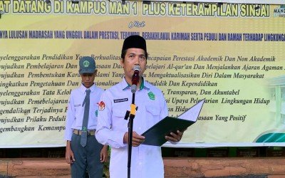 Pelaksanaan Upacara MAN 1 Sinjai: Pembina Upacara Sampaikan Informasi Penting