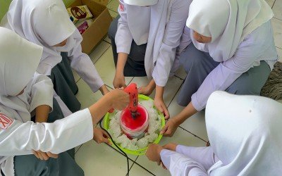 Murid MAN 1 Sinjai Praktik Pembuatan Es Krim Sederhana: Terapkan Konsep Penurunan Titik Beku
