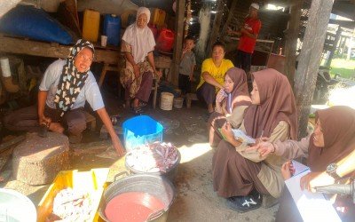 Turun ke Masyarakat, Kelas Boga MAN 1 Sinjai Bedah Rahasia Dapur Pengasapan Ikan