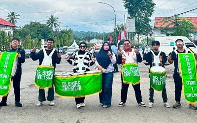 Drum Band Bahana Gita MAN 1 Sinjai Meriahkan Jalan Sehat Hari Bhayangkara ke-80 di Polres Sinjai