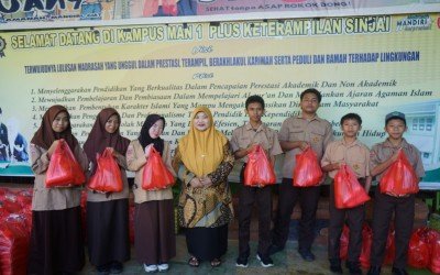 Wujud Kepedulian Sesama, MAN 1 Sinjai Bagikan Puluhan Paket Sembako kepada Siswa dan Pembina